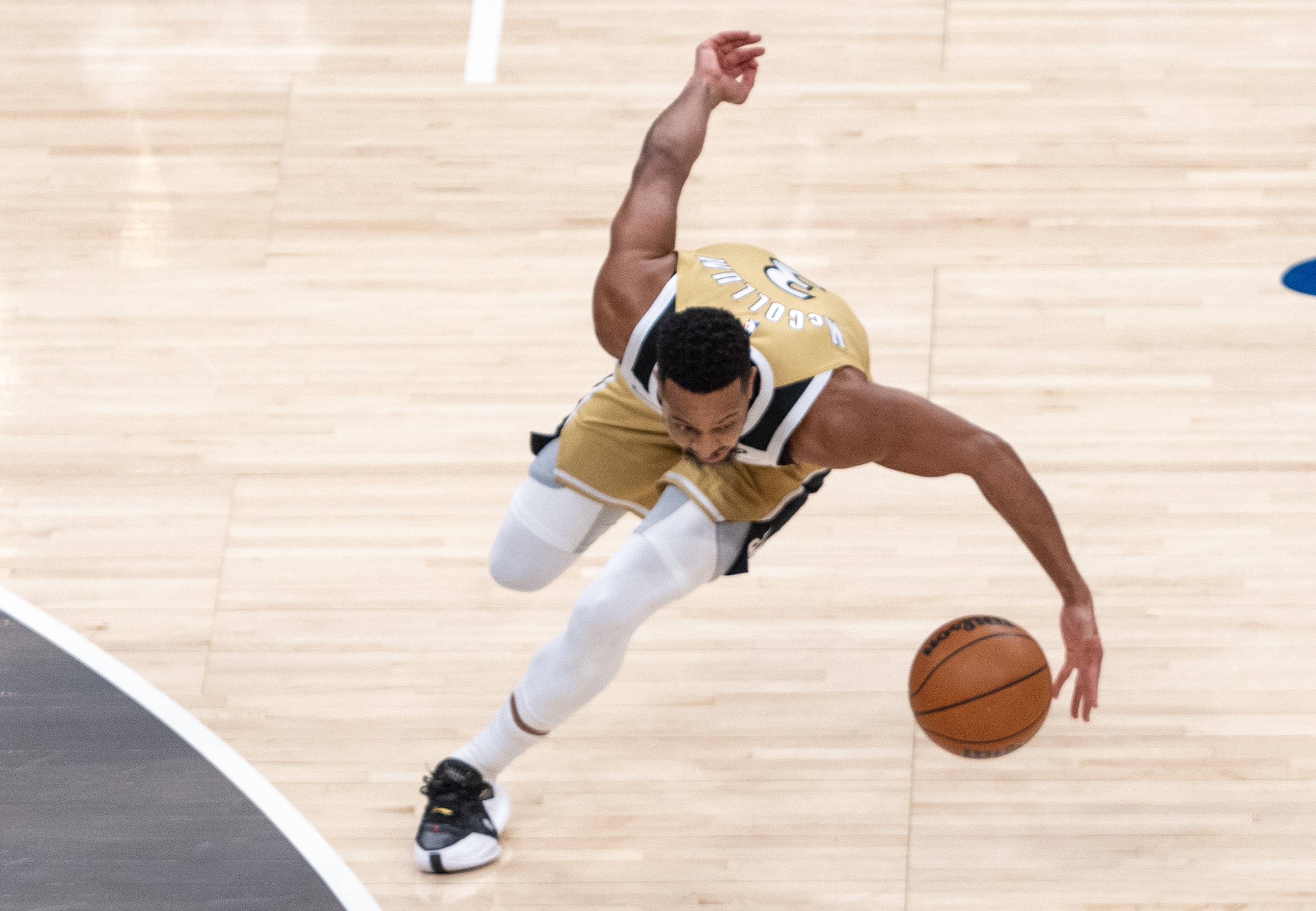 进攻不错！麦科勒姆14中7得16分 其他正向数据皆为0