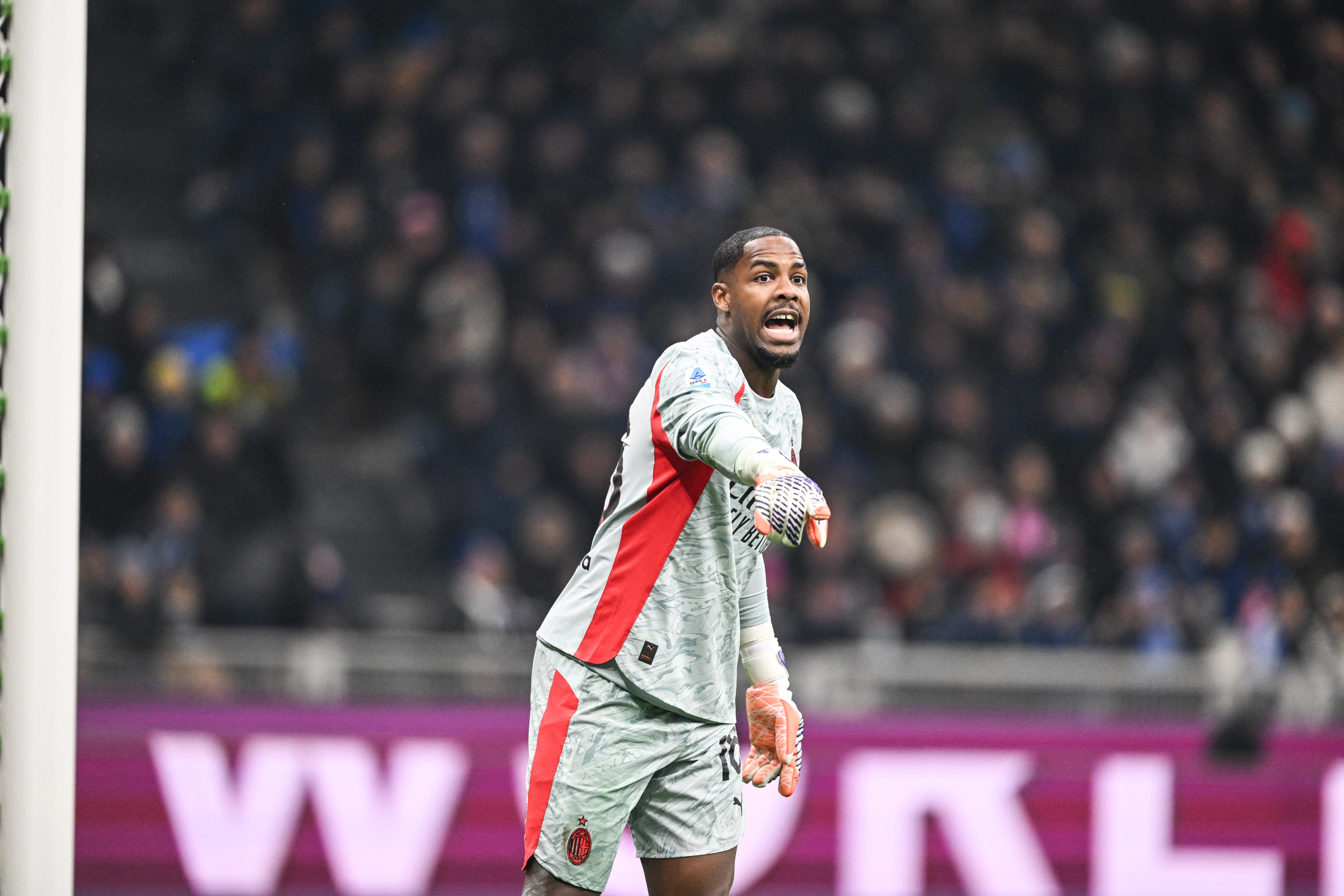 跟队记者：迈尼昂已同意续约留队，将与莱奥并列成为米兰队内顶薪